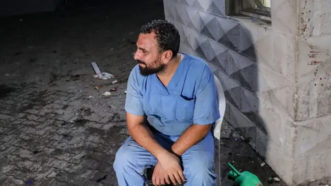 Γιατρός στο νοσοκομείο Αλ Αχλί, μετά από βομβαρδισμούς στη Γάζα