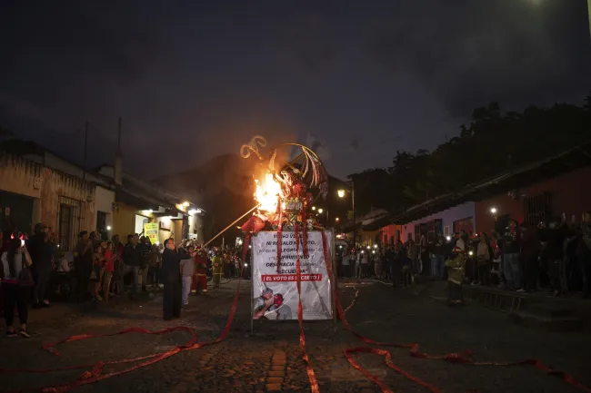 Το κάψιμο του Διαβόλου στη Γουατεμάλα.
