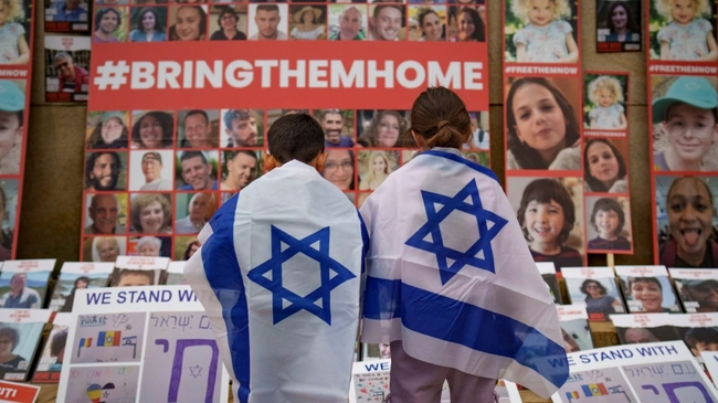 Παιδιά με ισραηλινές σημαίες, σε διαδήλωση για την απελευθέρωση των ομήρων της Χαμάς