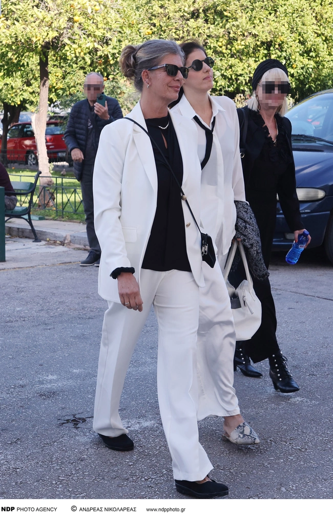 Λίλιαν Φωκά και Κωνσταντίνα Φωκά στην πολιτική κηδεία του Σπύρου Φωκά