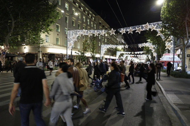 Τα γιορτινά της φόρεσε και η Πανεπιστημίου