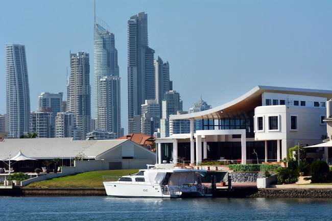 Το γιοτ του Τζάκι Τσαν έξω από την πολυτελή κατοικία του