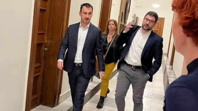 Ο Νάσος Ηλιόπουλος και ο Αλέξης Χαρίτσης μεταβαίνουν στο γραφείου του προέδρου της Βουλής