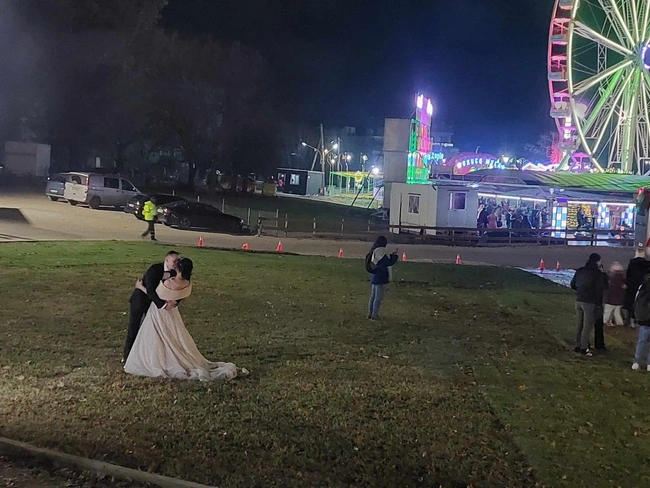 Η στιγμή μπροστά από τον «Μύλο των Ξωτικών»