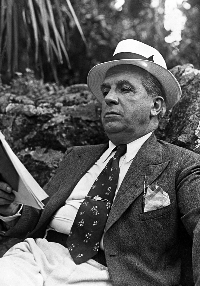 Ο Charles Ponzi ενώ γράφει την αυτοβιογραφία του