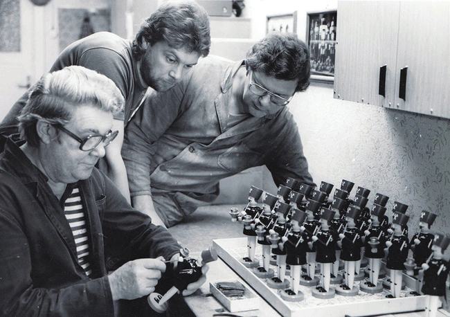 Ο απόγονος Βέρνερ Φίκτνερ διδάσκει την τέχνη στους δύο γιους του