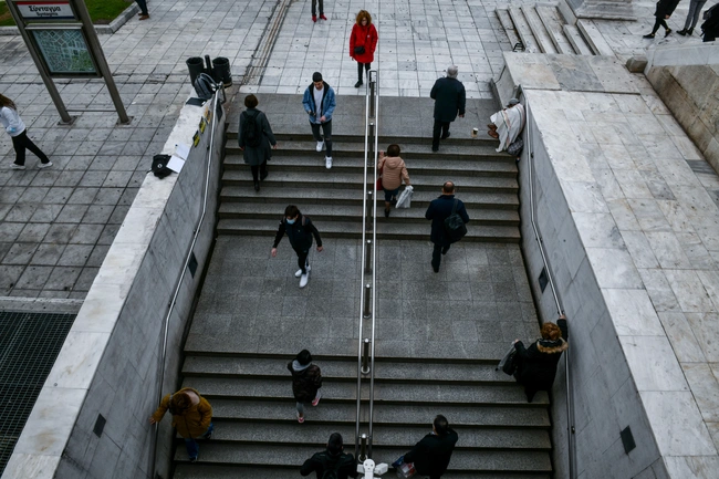 Περαστικοί από το μετρό του Συντάγματος.
