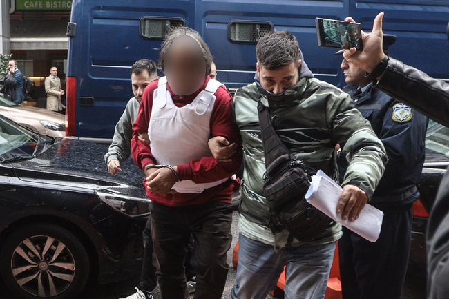 Στον εισαγγελέα ο δράστης της γυναικοκτονίας στη Σαλαμίνα