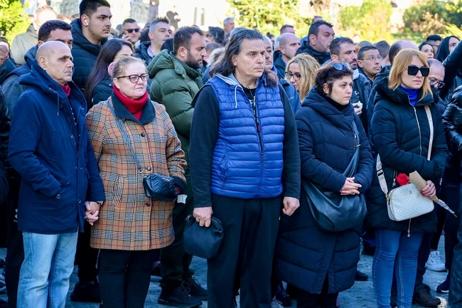 Λαϊκό προσκύνημα στον Βασίλη Καρρά