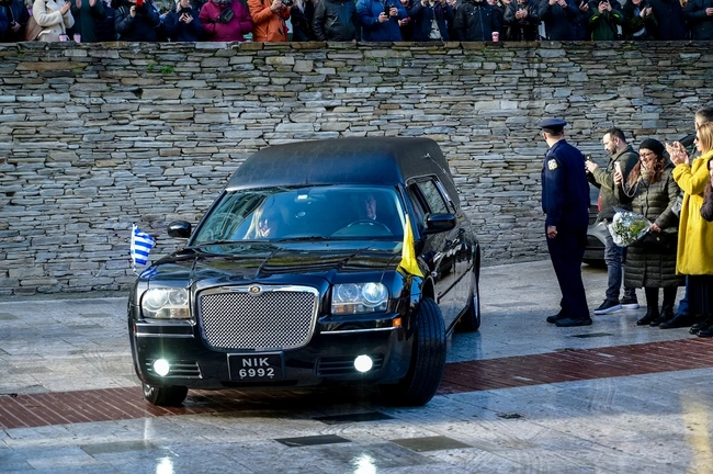 Λαϊκό προσκύνημα στον Βασίλη Καρρά