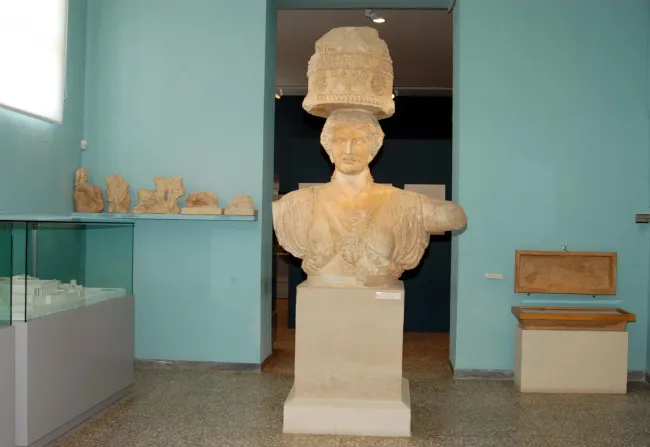 H άλλη Καρυάτιδα που εκτίθεται στο Αρχαιολογικό Μουσείο της Ελευσίνας.