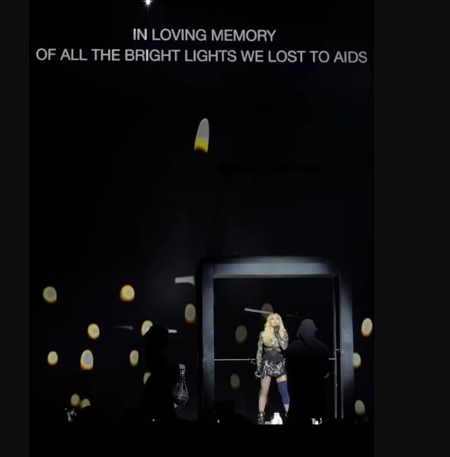 Η Μαντόνα σε συναυλία της αποτίει φόρο τιμής σε όσους πέθαναν από AIDS
