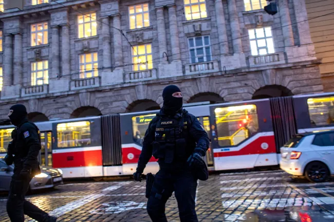 Αστυνομικοί στο σημείο της επίθεσης στην Πράγα