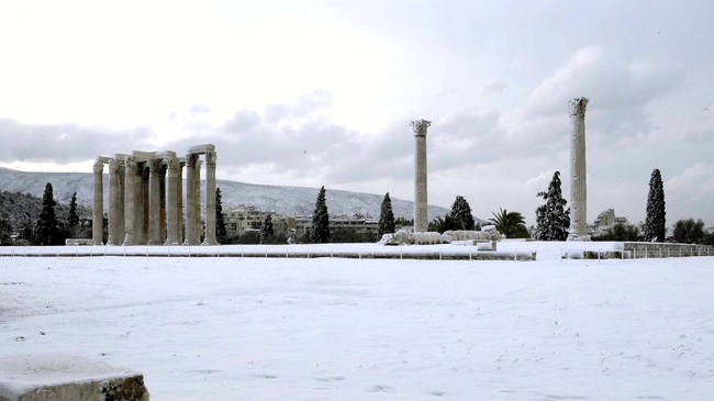 Οι στήλες του Ολυμπίου Διός κατά τον χιονιά του 2008