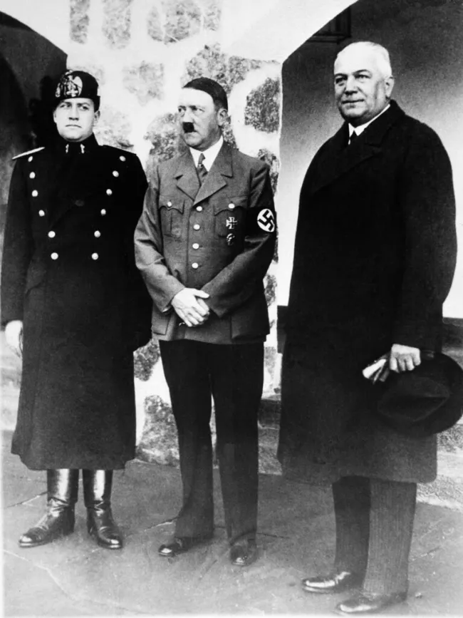 Ο Χίτλερ δίπλα στον Ιταλό υπουργό Εξωτερικών (αριστερά), κατά την επίσκεψή του στο Obersalzberg, 1936