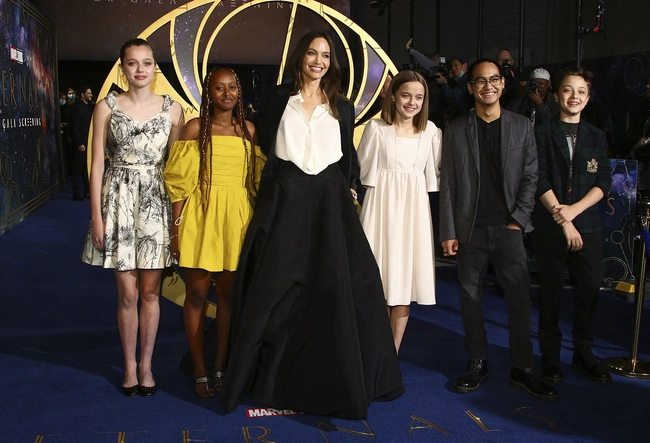 Η Angelina με τους Shiloh, Zahara, Vivienne, Maddox και Knox στην πρεμιέρα του φιλμ «Eternals»