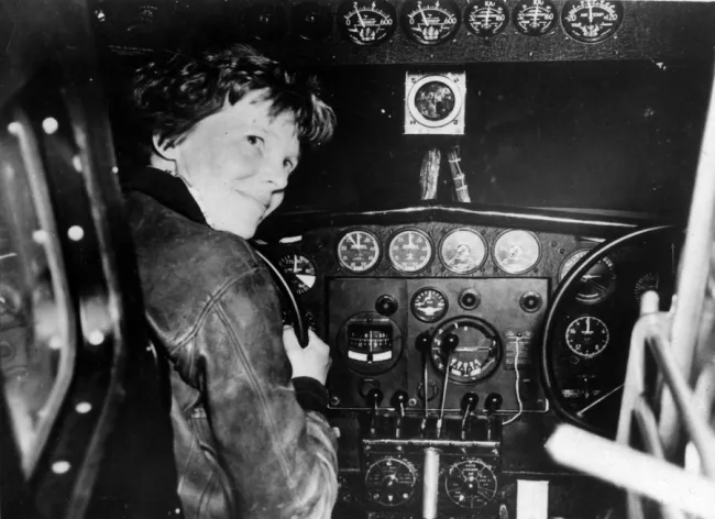 H Αμέλια Έρχαρτ λίγο πριν από την τελευταία της απογείωση στις 02 Ιουλίου 1937
