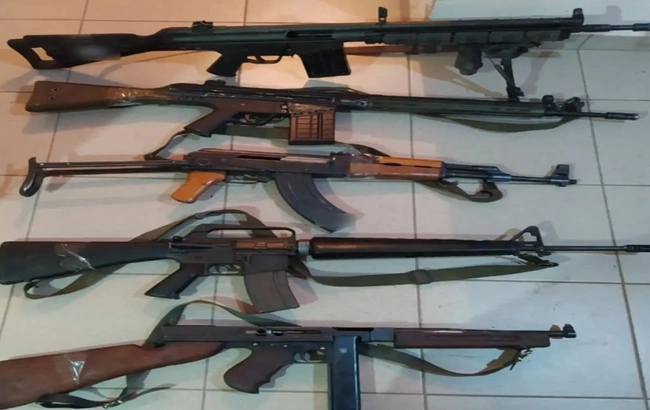 Τα όπλα που κατασχέθηκαν από το ζευγάρι στη Φλώρινα