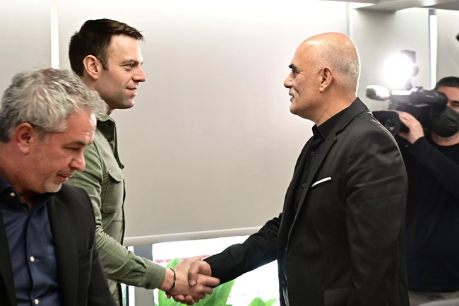 Ο Στέφανος Κασσελάκης με μέλη αλβανικής κοινότητας