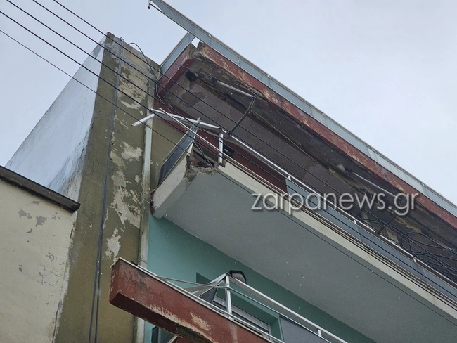 Χανιά: Αποκολλήθηκε κομμάτι από μπαλκόνι και διέλυσε αυτοκίνητα