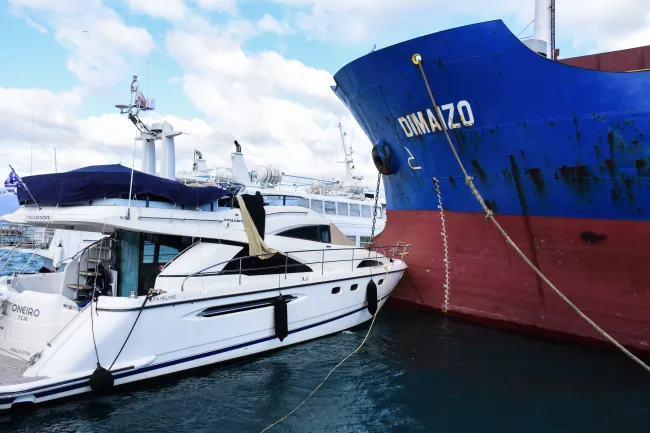 Ναύπλιο: Φορτηγό πλοίο προσέκρουσε σε σκάφη στην προβλήτα του λιμανιού