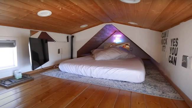 Η κρεβατοκάμαρα, έξυπνα τοποθετημένη στη σοφίτα