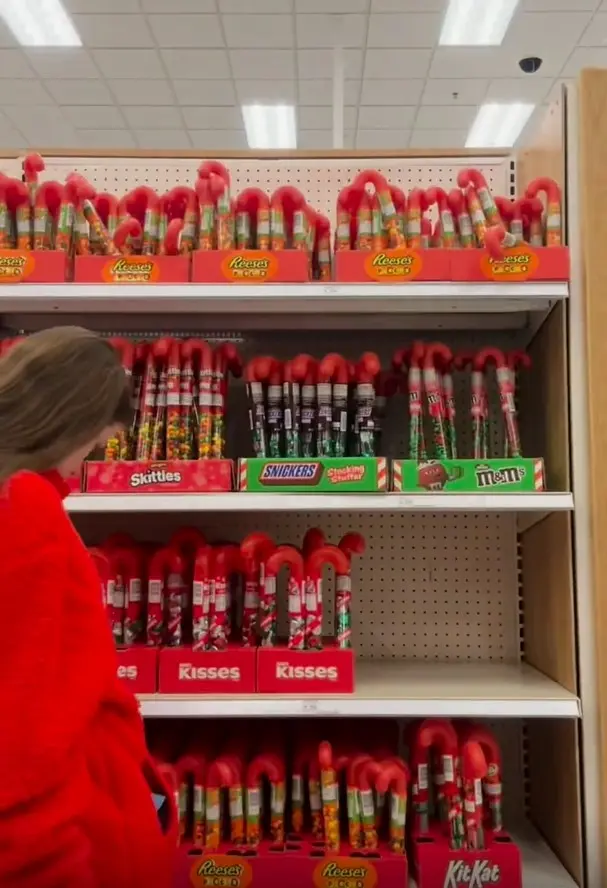 Η Madison τακτοποιεί τα ράφια