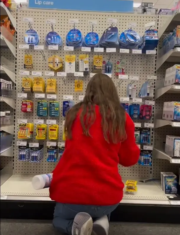 Η Madison τακτοποιεί τα ράφια