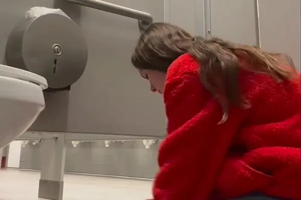 Καθάρισε μέχρι και τις τουαλέτες