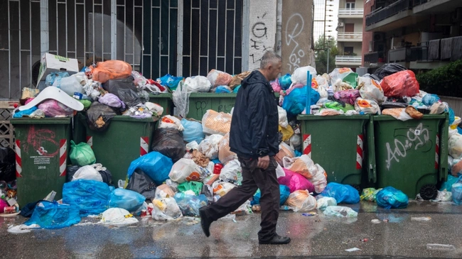 Γέμισαν σκουπίδια οι δρόμοι στη Θεσσαλονίκη
