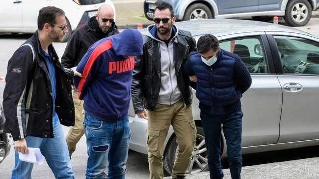 Η μεταγωγή των κατηγορουμένων για τη γυναικοκτονία στο δικαστήριο