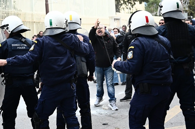 Ένταση στο αστυνομικό τμήμα Ζωγράφου