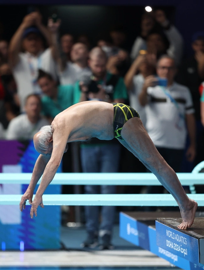 Ο Taghi Askari κάνει την κατάδυσή του, σε ηλικία 100 ετών