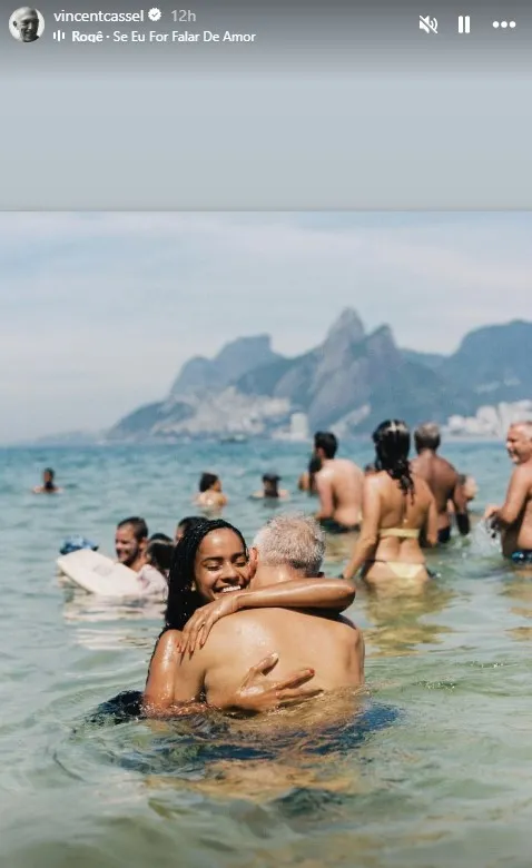 Ο Βενσάν Κασέλ με τη Νάρα Μπατίστα σε παραλία του Ρίο