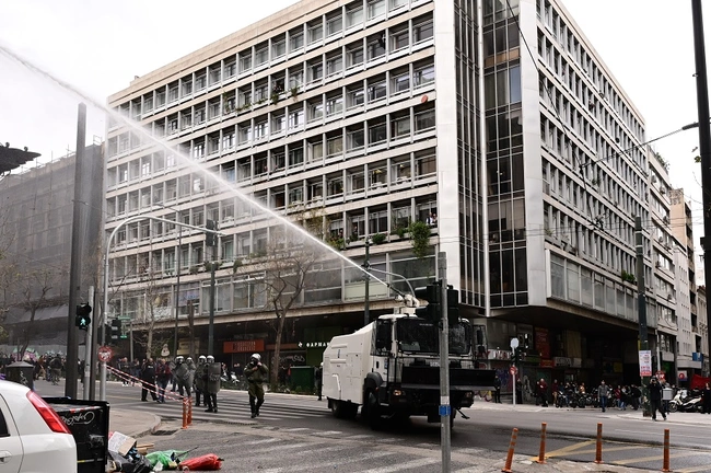 Ρίψεις νερού από την Αύρα