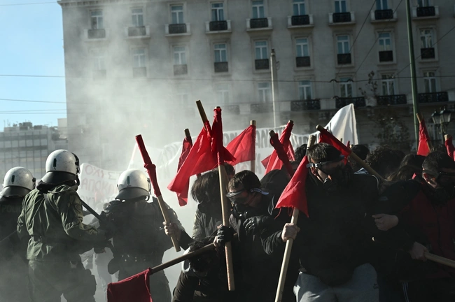 Ένταση στο πανεκπαιδευτικό συλλαλητήριο στο κέντρο της Αθήνας