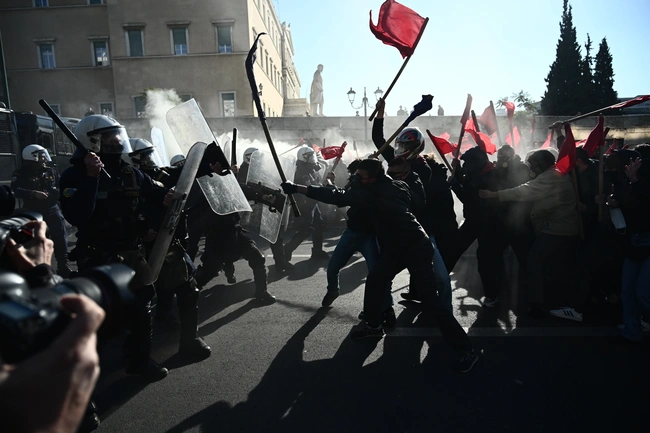 Ένταση στο πανεκπαιδευτικό συλλαλητήριο στο κέντρο της Αθήνας