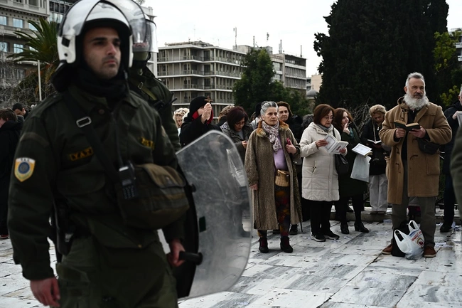 Διαμαρτυρόμενος κόσμος για τα ομόφυλα ζευγάρια