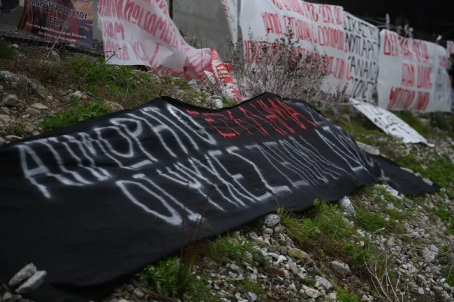 Σε βαθιά οδύνη το ετήσιο μνημόσυνο για τους 57 νεκρούς στα Τέμπη