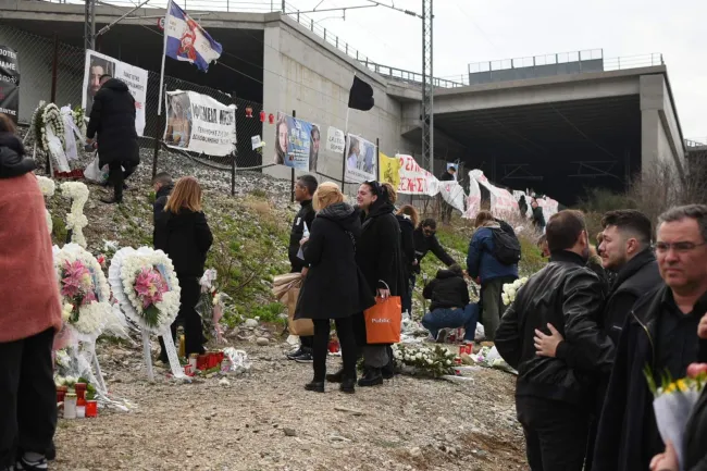 Σε βαθιά οδύνη το ετήσιο μνημόσυνο για τους 57 νεκρούς στα Τέμπη