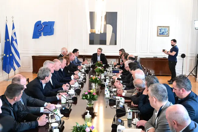 Συνάντηση Μητσοτάκη με εκπροσώπους των αγροτών Θεσσαλίας