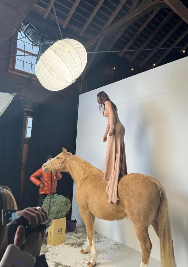 Η Μπέλα Χαντίντ πατάει πάνω σε άλογο για να φωτογραφηθεί