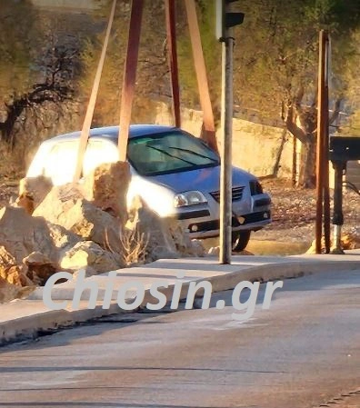 Αυτοκίνητο στη Χίο κατέληξε στη θάλασσα
