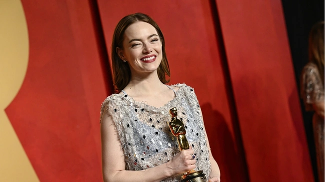 Η Έμα Στόουν με το Όσκαρ της