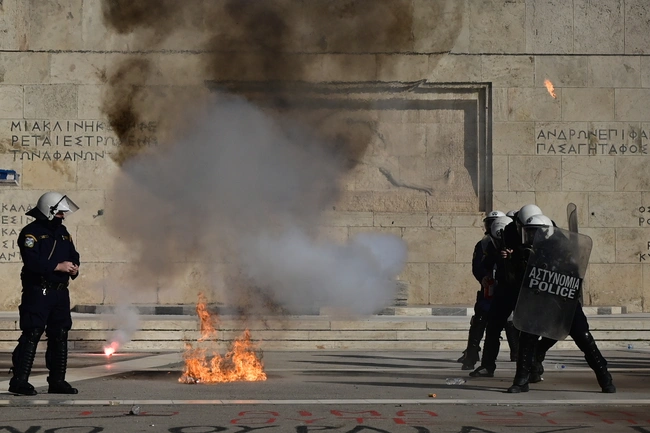 Επεισόδια έξω από τη Βουλή