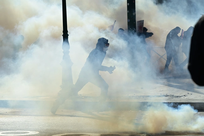 Επεισόδια έξω από τη Βουλή