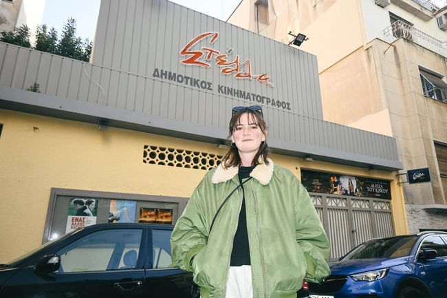 Η Έστερ έξω από το σινεμά Στέλλα στην Κυψέλη.