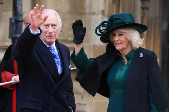 Ο βασιλιάς Κάρολος και η βασίλισσα Καμίλα χαιρετούν το πλήθος