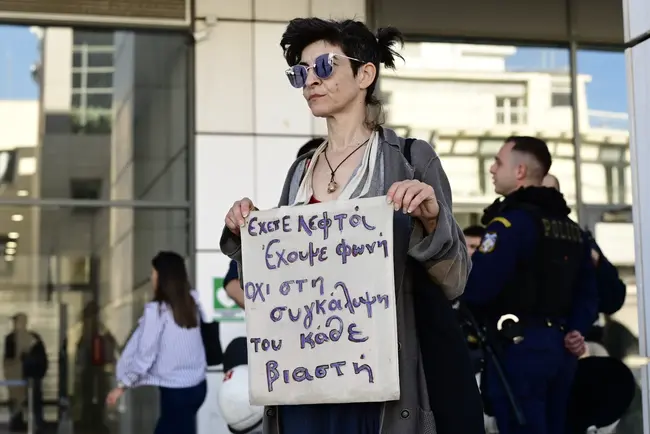 Συγκεντρωμένοι έξω από το Μικτό Ορκωτό Δικαστήριο, πριν την απόφαση για τα Σεπόλια