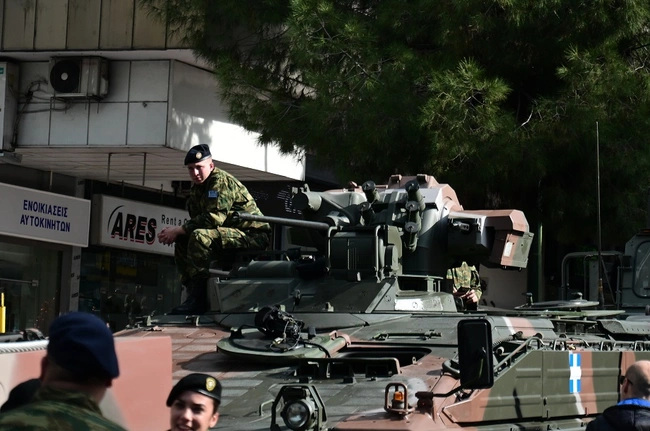 stratiotiki-parelasi-1